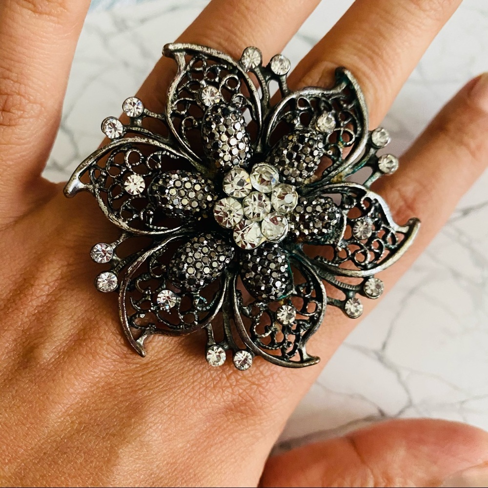 Flower ring - Picture 2 of 3